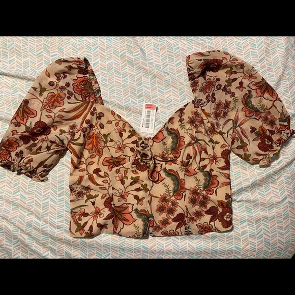 Cute crop top with puffy sleeves - Picture 1 of 3